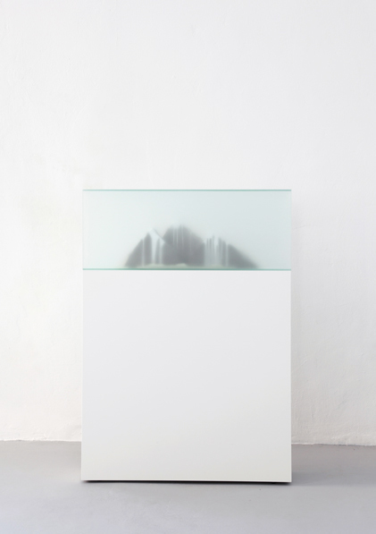 70,7 C°, Beton, Farbe, Glas gesandstrahlt, Holzpodest, 112 x 80 x 16 cm, 2010