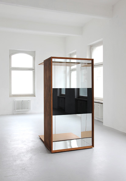 space-shuttle, 2011 Holzvitrine, vier Spiegel, schwarzes Glas, Aluminiumstange 200 x 100 x 126 cm